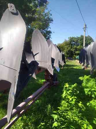 Продам плуг Gregoire Besson 2007року вигот.,6 і 7 корпусов ,в відмінному стані Винница