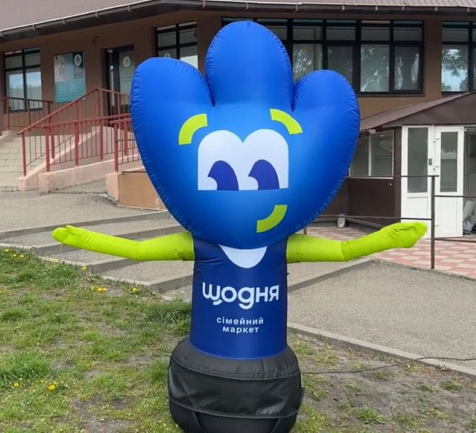 Человек машет на дороге, реклама в месте продаж 340 см Київ - зображення 2