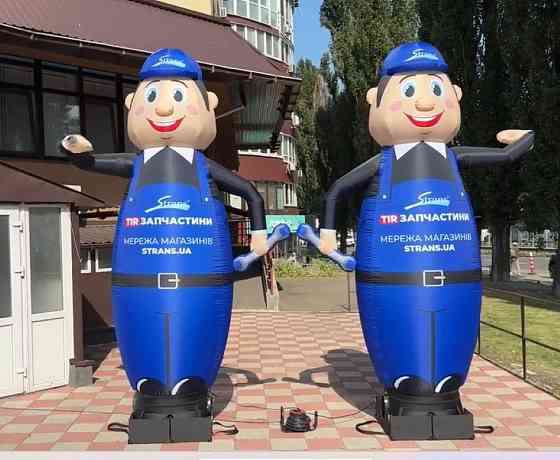 Человек машет на дороге, реклама в месте продаж 340 см Київ