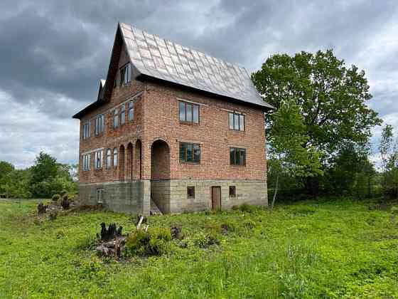 Триповерховий будинок в с.Делятин Яремче