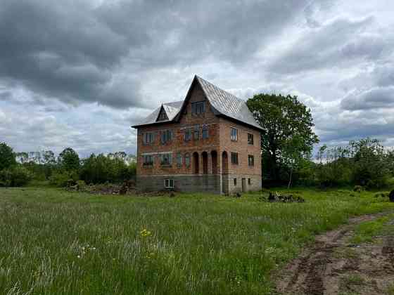 Триповерховий будинок в с.Делятин Яремче