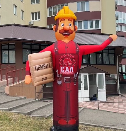 Человек машет на дороге, реклама в месте продаж 340 см Київ - зображення 7