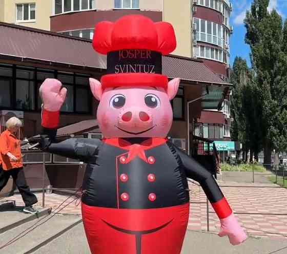Человек машет на дороге, реклама в месте продаж 340 см Київ