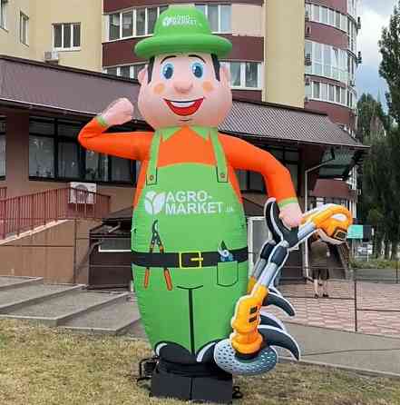 Человек машет на дороге, реклама в месте продаж 340 см Київ