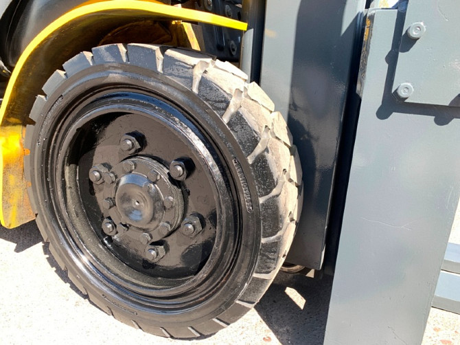 Вилочний автонавантажувач Komatsu, компакт з кабіною та позиціонером для кожної вили. Модель: FG20NT Вінниця - зображення 8