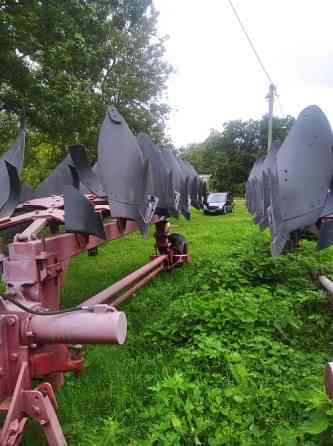 Продам плуг Gregoire Besson 2007року вигот.,6 і 7 корпусов ,в відмінному стані Винница