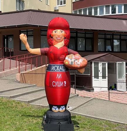 Человек машет на дороге, реклама в месте продаж 340 см Київ - зображення 6